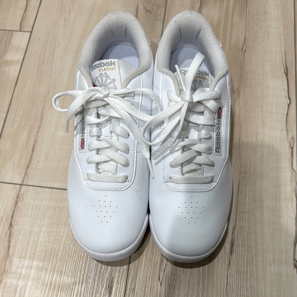Reebok Classic White Sneakers size 8.5 like new vintage white sneakers